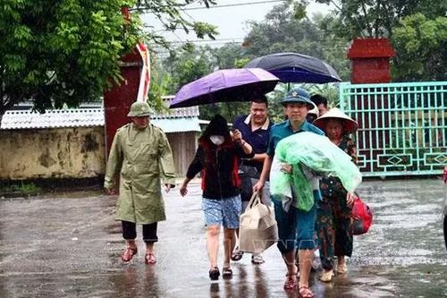 Quảng Bình sơ tán khẩn cấp hàng trăm người, tránh sạt lở