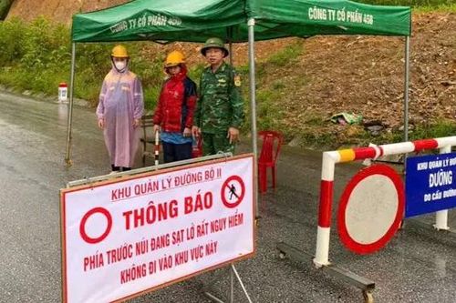Hà Tĩnh: Sạt lở đường lên cửa khẩu Cầu Treo