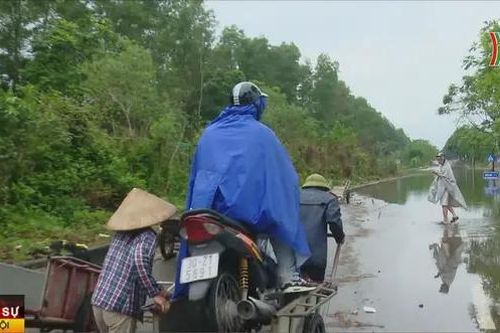 Xe cải tiến 'cõng' người và xe vượt hầm chui