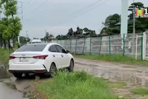 Ô tô leo lên vỉa hè để đi qua chỗ tắc