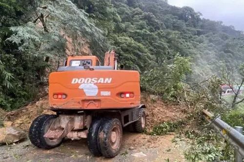 Thông tuyến quốc lộ 8A lên Cửa khẩu Cầu Treo