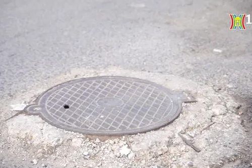 Nắp hố ga nhấp nhô gây mất an toàn giao thông