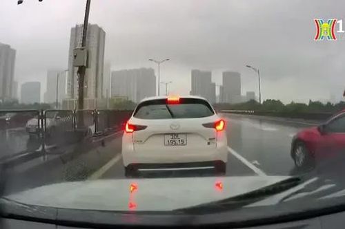 Ô tô phanh gấp, suýt gây tai nạn trên Vành đai 3
