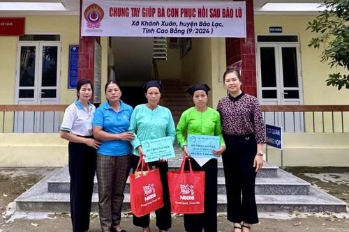 Hội Liên hiệp phụ nữ tỉnh tặng quà tại huyện Bảo Lạc