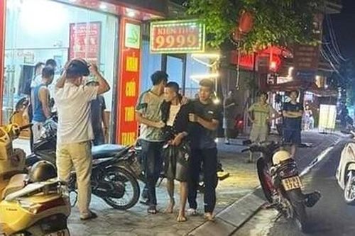 Bắt tại trận đối tượng mang dao vào tiệm vàng đe dọa cướp tài sản