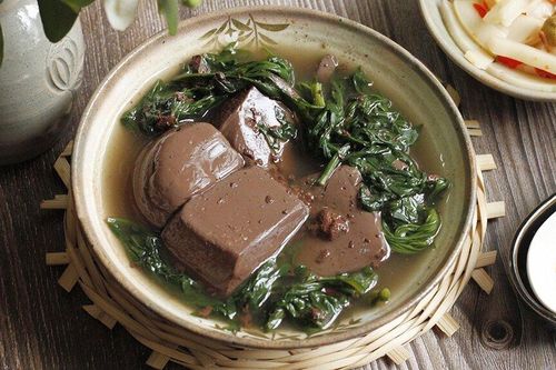 Tiết lợn luộc ngon, bổ nhưng đại kỵ với nhóm người này