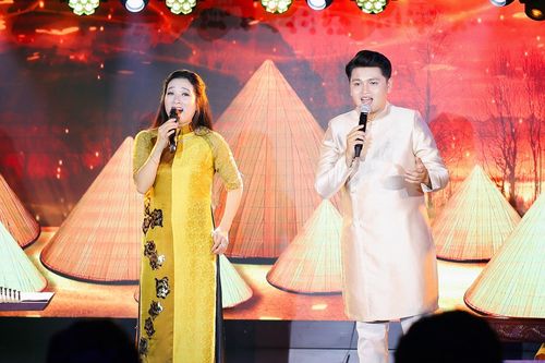 Vũ Minh Hiếu song ca cùng Thanh Thanh Hiền trong minishow đầu tiên