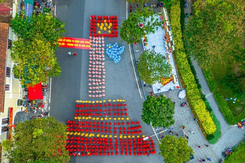 NTK Hoàng Ly cùng 700 người mặc áo dài xác lập kỷ lục Việt Nam