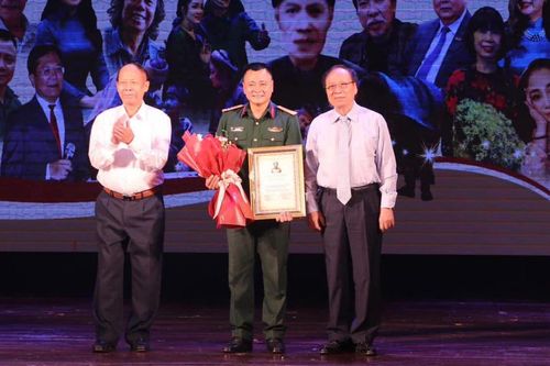 Xuân Bắc chúc mừng Tự Long nhận giải thưởng lớn