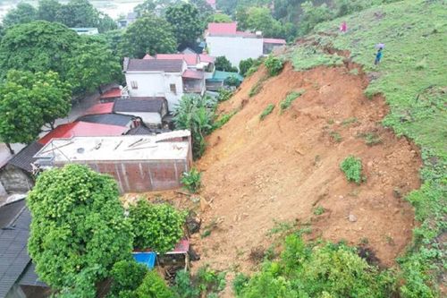 Mưa lũ gây sạt đê tại Hà Tĩnh, lở núi ở Thanh Hóa - Nghệ An
