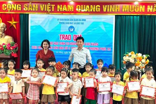 Quận Ba Đình tặng quà 123 học sinh bị ảnh hưởng bởi bão