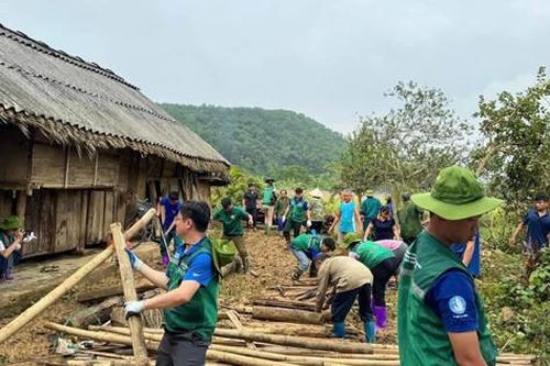 Thắm đượm nghĩa tình chiến sĩ tình nguyện miền Nam trên vùng bão lũ đất Bắc