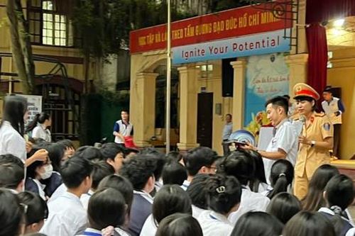 Hà Nội: Tuyên truyền kiến thức giao thông cho học sinh