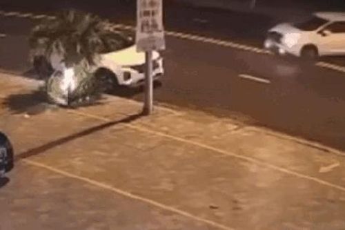 Di chuyển với tốc độ cao, xe máy lao thẳng vào ô tô sang đường 'ẩu'