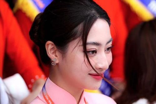 Sau Hòa Minzy, một hoa hậu trẻ nhận bảo trợ hai em bé mất cha lẫn mẹ do lũ lụt, cô hiện sống thế nào?