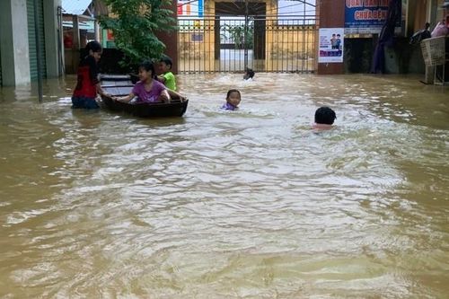 Mưa lớn khiến nhiều nhà dân bị ngập, cuộc sống đảo lộn