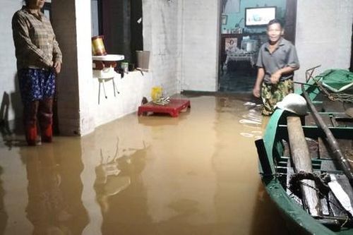 Nước sông Lam dâng cao, người dân khẩn cấp sơ tán trong đêm