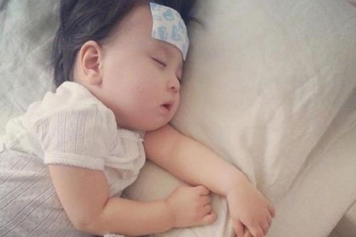 3 điều cần biết khi chăm sóc trẻ bị sốt