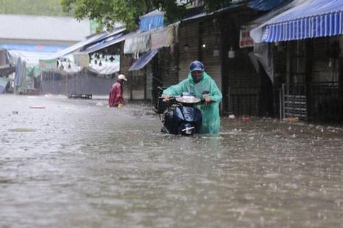 Nước dâng cao gây ngập sâu, tiểu thương chợ Vinh tất tả 'chạy đồ' lên cao