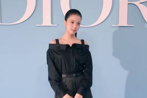 Paris Fashion Week: 'Lady Dior' Jisoo BLACKPINK thoát kiếp tóc duỗi nhàm chán