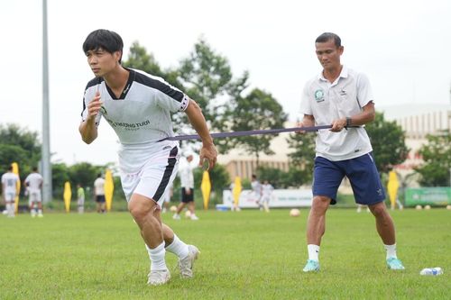 Công Phượng tập 'sung' vì suất đá chính ở Bình Phước