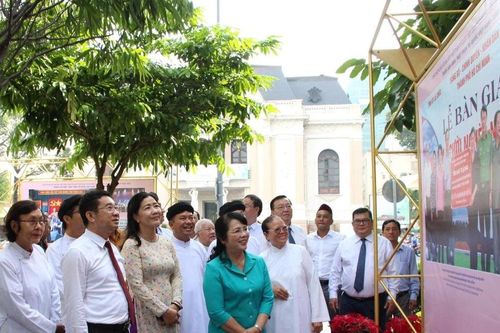 TP.Hồ Chí Minh: Khai mạc triển lãm ảnh chào mừng Đại hội Mặt trận