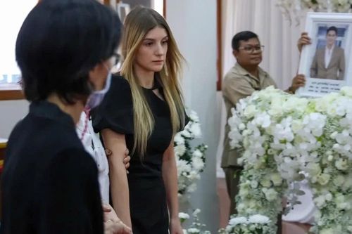 Vợ tài tử Thái Lan Om Akkaphan khóc nghẹn tại lễ tang