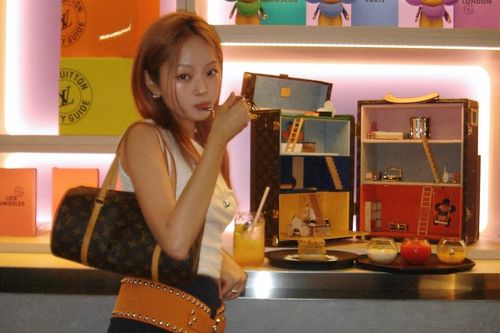 Bị giảm lương, giới trẻ Trung Quốc cũng quay lưng với hàng hiệu