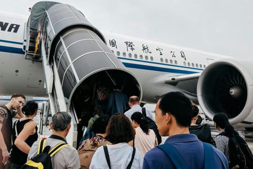 Màn thô lỗ vì chiếc ghế ngả trên máy bay ở Hong Kong