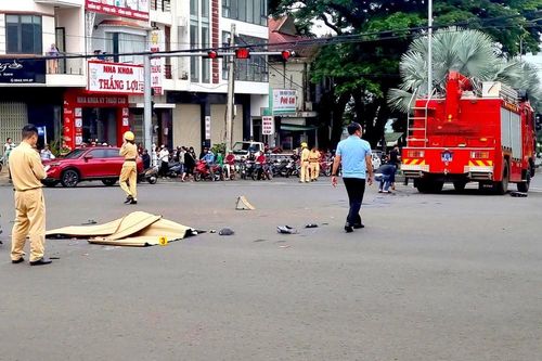 Xe máy va chạm xe cứu nạn cứu hộ, một người tử vong
