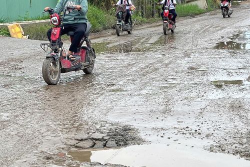 Quốc lộ 14E xuất hiện nhiều 'ổ voi' sau mưa lớn