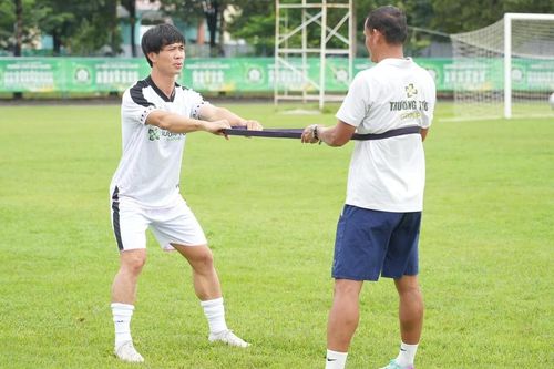 Công Phượng chọn số áo khó hiểu, ra sân tập riêng tại đội bóng hạng Nhất