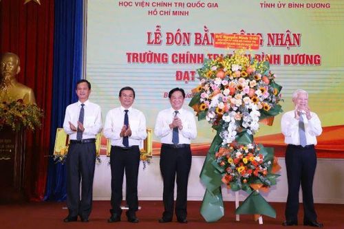 Trường Chính trị tỉnh Bình Dương đón Bằng công nhận đạt chuẩn mức 1