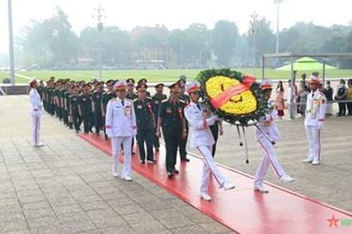 Đoàn Đại biểu Bộ Tổng Tham mưu Quân đội nhân dân Việt Nam báo công dâng Bác