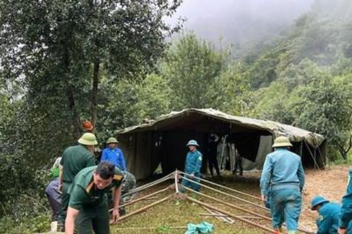 Bộ đội, dân quân tỉnh Sơn La dựng nhà tạm giúp dân tránh sạt lở đất