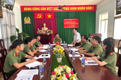 Đồng chí Lê Khắc Ghi, Tỉnh ủy viên, Hiệu trưởng trường chính trị tỉnh dự sinh hoạt tại chi bộ Tuyên truyền, giáo dục