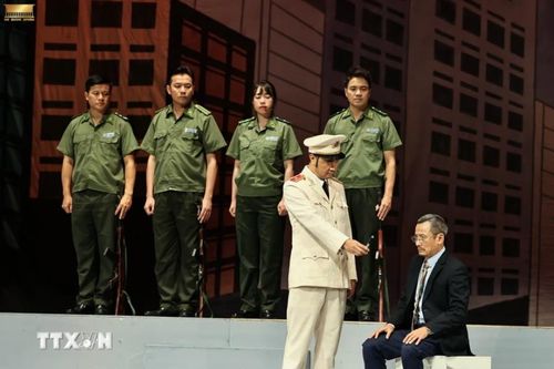Công diễn vở Bản danh sách điệp viên II gây quỹ ủng hộ đồng bào bị bão lũ