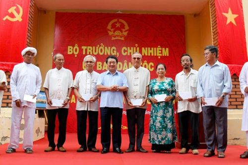 Bộ trưởng, Chủ nhiệm Ủy ban Dân tộc Hầu A Lềnh chúc mừng Tết Katê đồng bào Chăm
