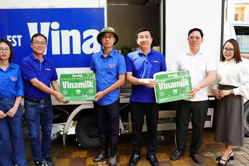 Vinamilk tiếp tục hỗ trợ người dân sau bão lũ