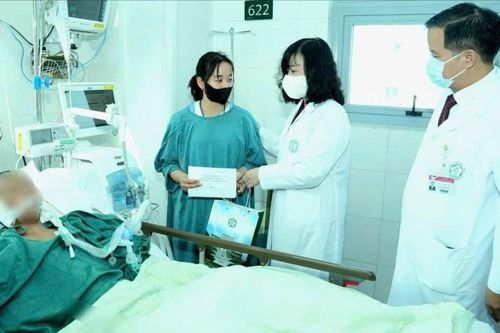 Sức khỏe bệnh nhi bị đa chấn thương trong trận lũ quét ở thôn Làng Nủ dần cải thiện