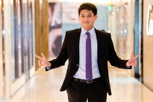 Vẻ ngoài điển trai của thiếu gia út nhà tỷ phú Johnathan Hạnh Nguyễn