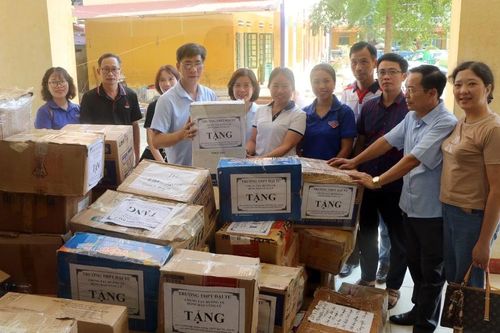 Hàng nghìn sách vở, đồ thiết yếu được nhà trường tặng nhà trường