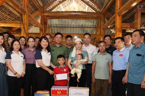 Bé trai mất bố và em gái trong cơn lũ ở Tuyên Quang được nhận đỡ đầu