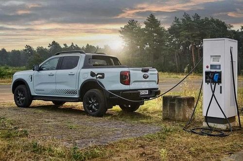 Ford Ranger 2025 có thêm bản hybrid, di chuyển 45 km hoàn toàn bằng điện