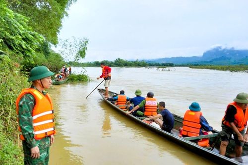 Tìm kiếm nạn nhân bị đuối nước và mất tích khi bắt cá trên sông Giăng