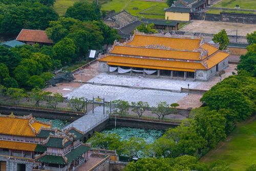 Điện Thái Hòa vẫn mở cửa đón khách trong khi trùng tu