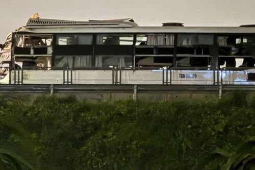 Ôtô khách tông container trên cao tốc Vĩnh Hảo - Phan Thiết, 17 người bị thương