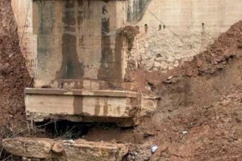 Lào Cai: Cấm người dân đi qua cầu thép Nậm Tôn do mố cầu bị sạt lở hàm ếch