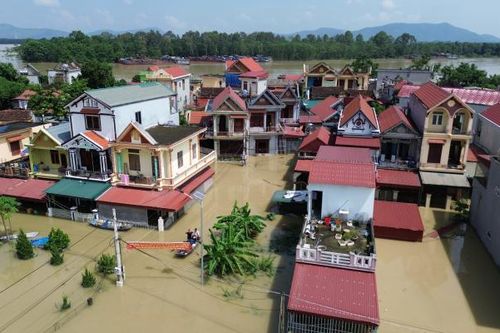 Thanh Hóa: Nước ngập sâu, người dân bơi thuyền giữa phố