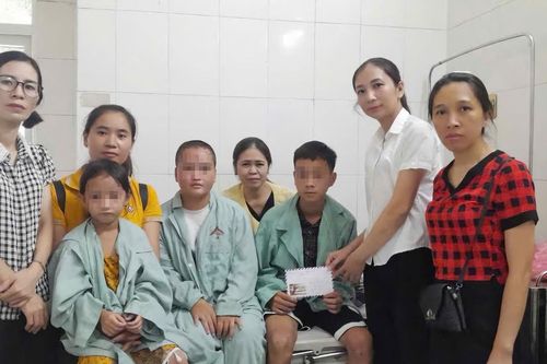 Lào Cai kêu gọi vận động, kết nối nhận đỡ đầu trẻ mồ côi sau bão lũ